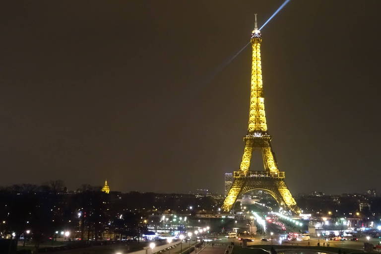 Vista da torre Eiffel, com o Campo de Marte à frente, em Paris