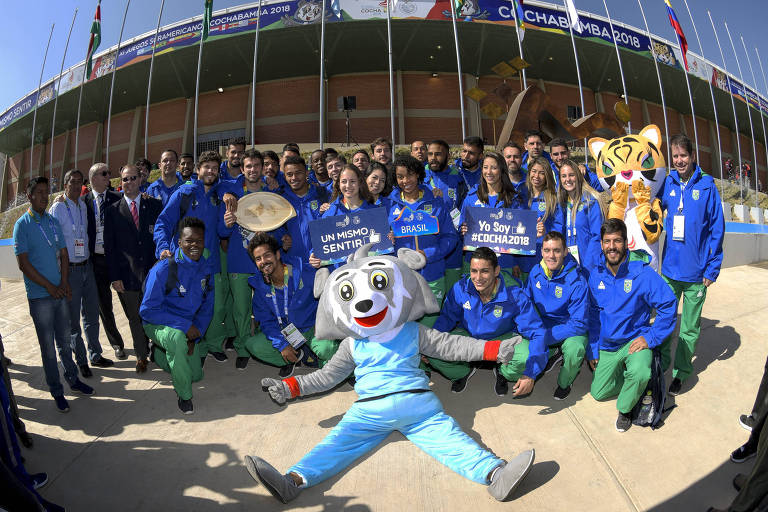 Parte da delegação do Brasil participa da Cerimônia da Bandeira, na Vila de atletas em Cochabamba
