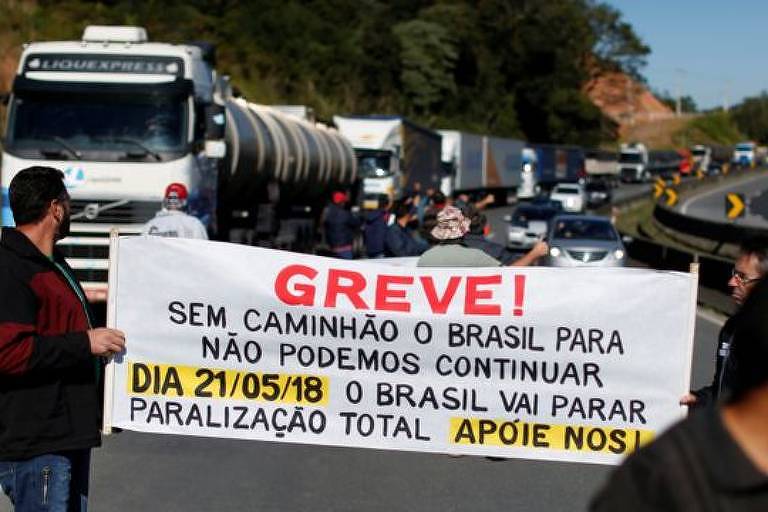 Resultado de imagem para greve dos caminhoneiros de Dilma
