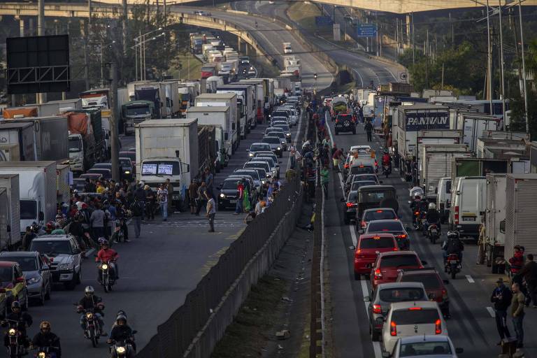 Caminhões bloqueiam a rodovia Régis Bittencourt durante paralisação que já dura cinco dias
