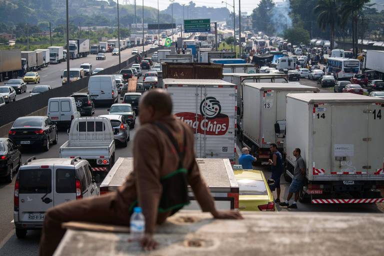 Caminhoneiros em protesto contra a alta dos preços do diesel em Duque de Caxias, perto do Rio de Janeiro