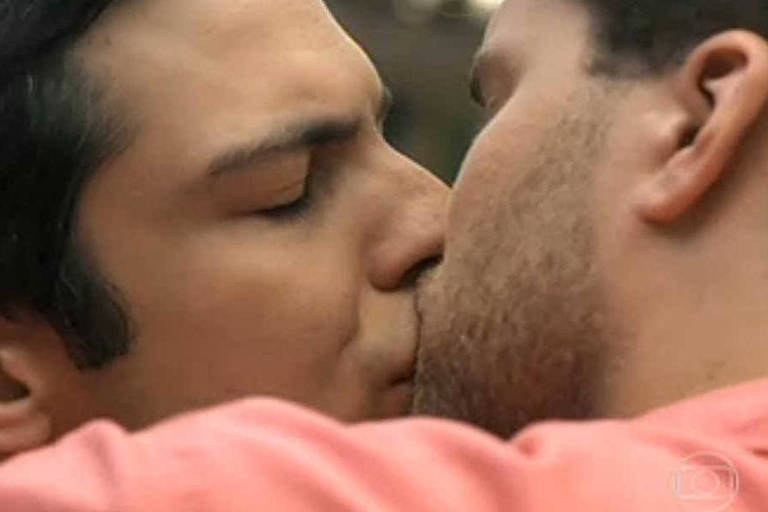 O beijo protagonizado por Mateus Solano e Thiago Fragoso