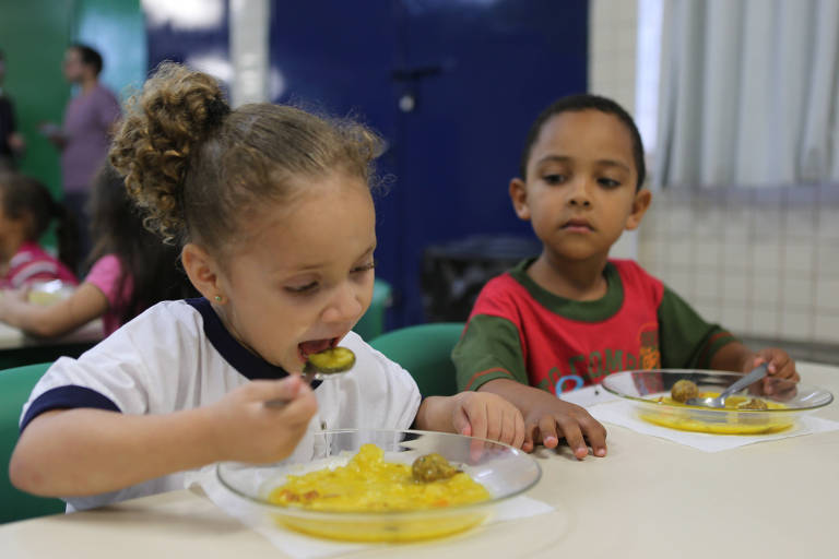 Crianças comem merenda em escola municipal