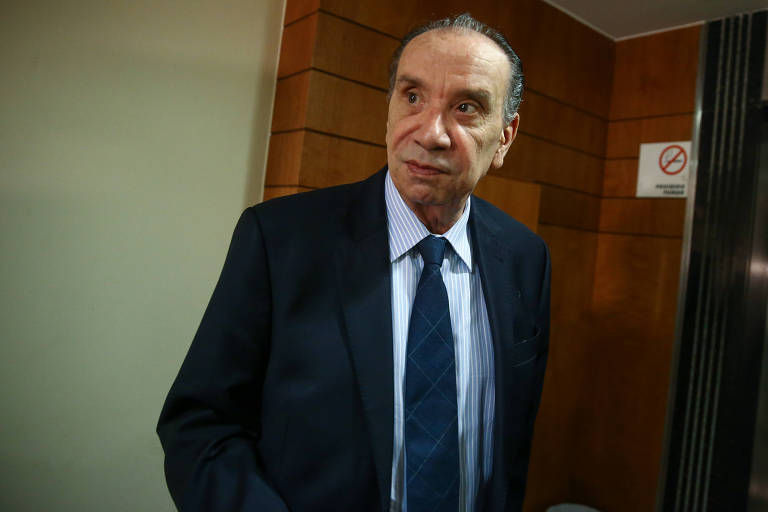 O ministro das Relações Exteriores, Aloysio Nunes Ferreira, de terno e gravata escuros e camisa azul clara