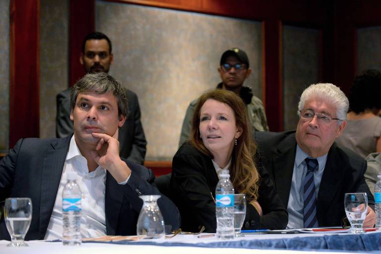 A senadora Vanessa Grazziotin, ao lado dos senadores Lindbergh Farias e Roberto Requião, durante visita a Caracas em 2015
