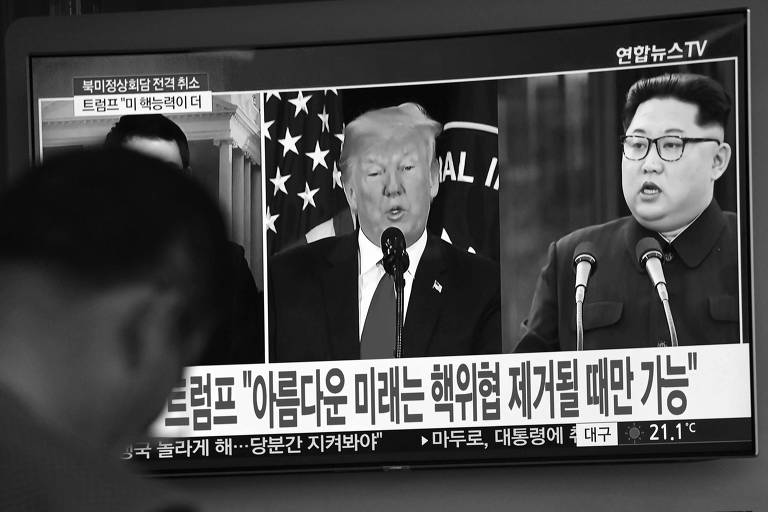 As imagens do presidente dos EUA, Donald Trump, e do ditador norte-coreano, Kim Jong-un, são exibidas em reportagem em Seul, na Coreia do Sul