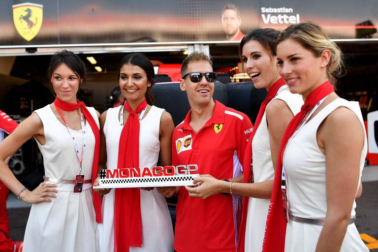 Sebastian Vettel, da Ferrari, com as grid girls do GP de Mônaco
