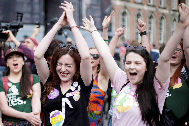 Mulheres comemoram o resultado do referendo de ontem sobre a liberalização da lei do aborto, em Dublin