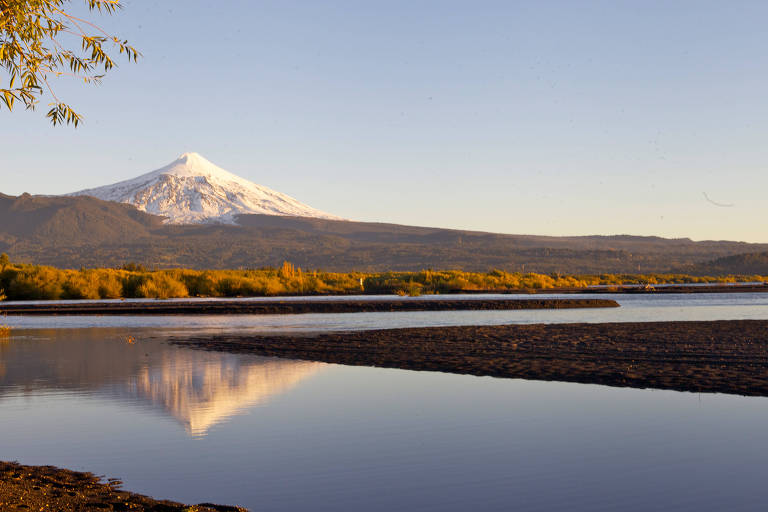 Pucón é uma cidade situada no sul do Chile, cercada pelo lago e vulcão Villarrica