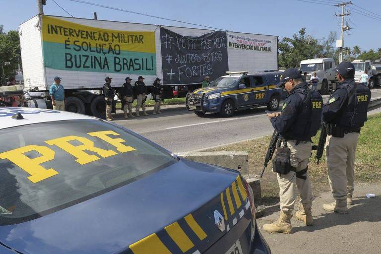 A Polícia Rodoviária Federal (PRF) em ação durante a greve dos caminhoneiros, em 2018