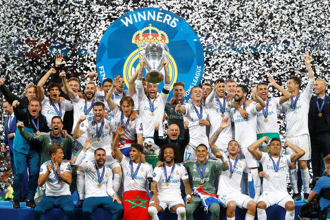 Soccer Football - Champions League Final - Real Madrid v Liverpool - NSC Olympic Stadium, Kiev, Ukraine - May 26, 2018   Real Madrid celebrate with the trophy after winning the Champions League                               REUTERS/Kai Pfaffenbach ORG XMIT: AI