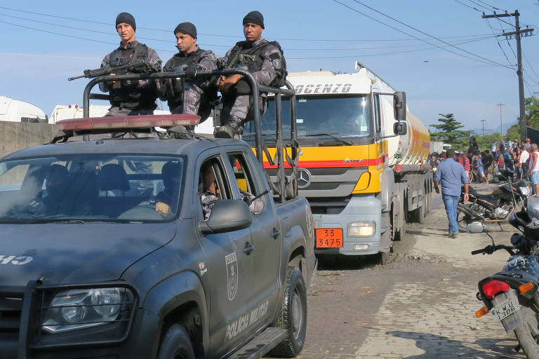 Polícia Militar escolta caminhão-tanques para abastecer o BRT no Rio de Janeiro