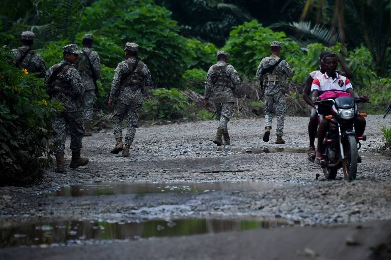 Militares colombianos fazem a segurança em vilarejo no país