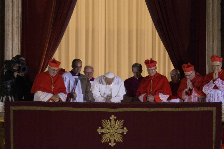 Cercado por cardeais, o papa Francisco agradece multidão reunida na praça de São Pedro após ser escolhido pontífice no conclave de 2013