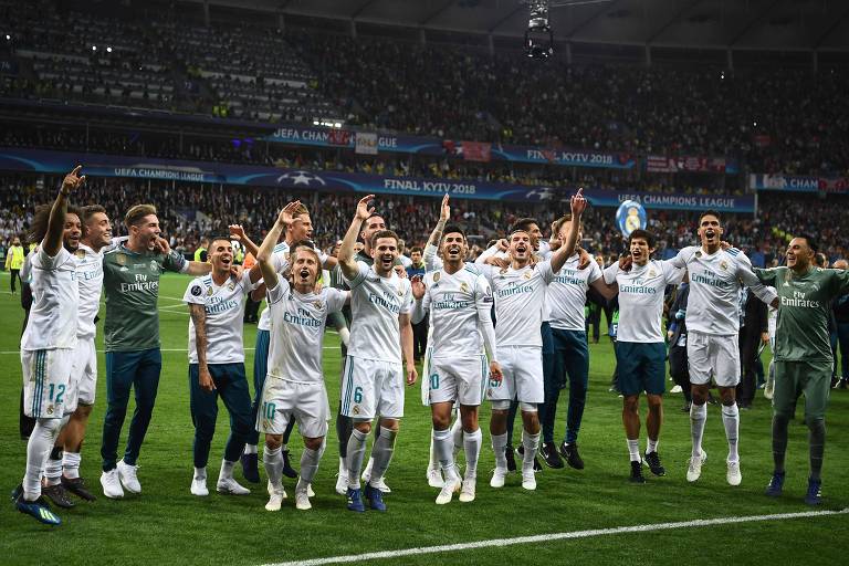 Jogadores do Real Madrid celebram depois da vitória contra o Liverpool na Champions League
