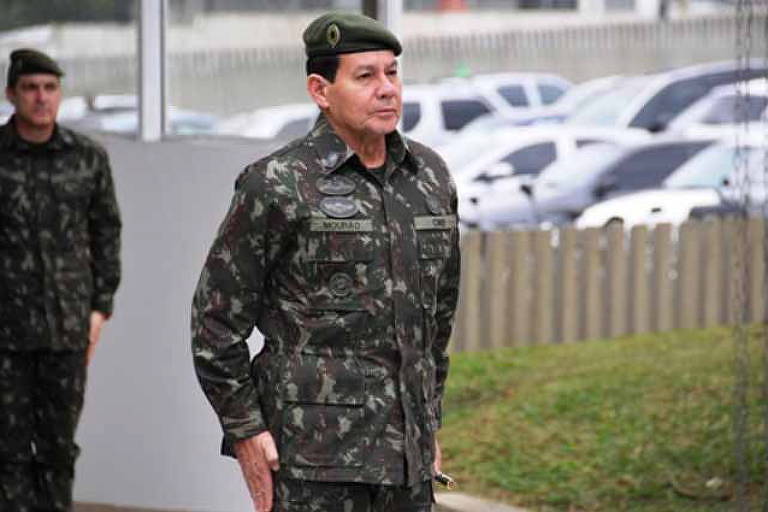General em pé, em posição de continência. com farda do exército