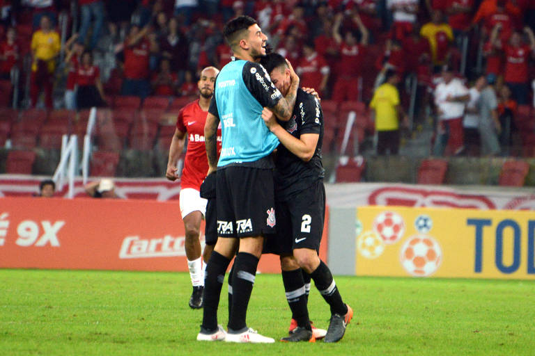 Mantuan, do Corinthians, é consolado por colega de time após a partida contra o Internacional