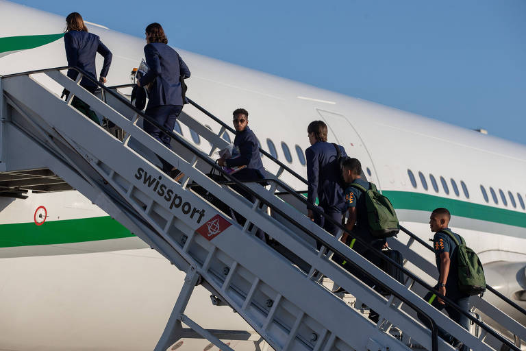 Jogadores da Seleção Brasileira embarcam para Londres, no aeroporto do Galeão, no Rio de Janeiro. A Seleção fara em Londres o primeiro dos dois amistosos que antecede a Copa do Mundo da Russia