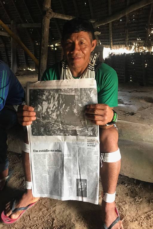 O índio Josimar Vacimpa Marubo, 49, com caderno especial sobre a expedição de Sebastião Salgado