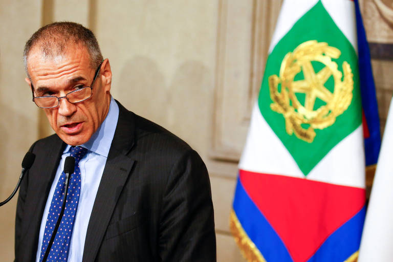 O economista Carlo Cottarelli, indicado para ser novo premiê da Itália, fala à imprensa em Roma