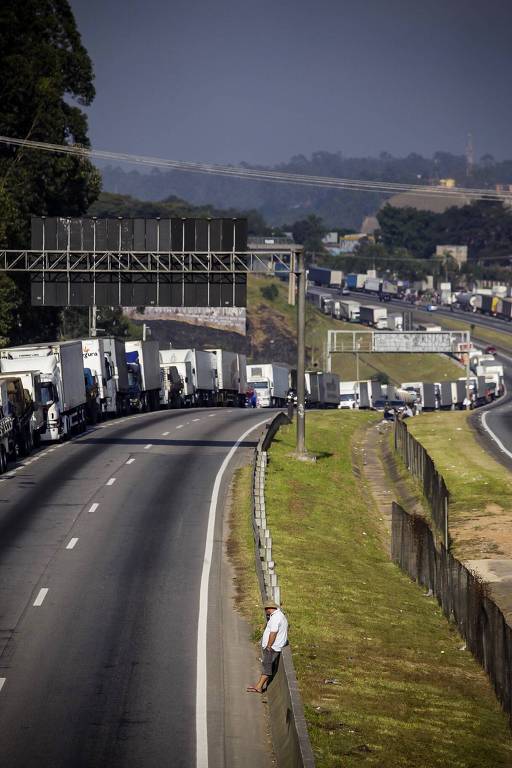 Caminhoneiros estacionados começam a liberar a 2ª pista, mas continuam na faixa de acostamento no Km 280 da rodovia Regis Bittencourt, em Embu das Artes