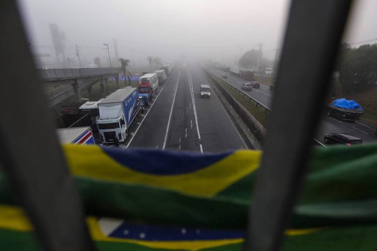 Caminhoneiros estacionados começam a liberar a 2ª pista, mas continuam na faixa de acostamento no Km 280 da rodovia Regis Bittencourt, em Embu das Artes