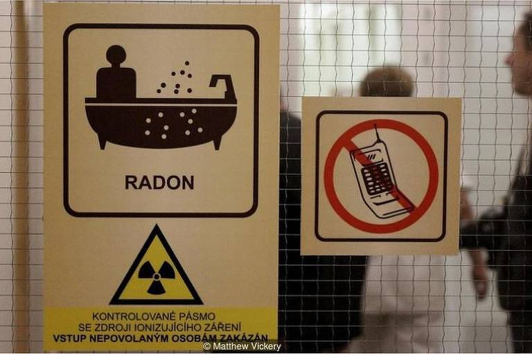 Adesivos de advertência com símbolo radioativo se espalham pelo local