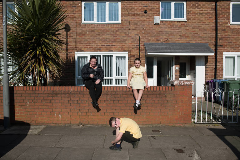  Emma Wilde, left, Lucas Wilde, center, and Libbie Wilde live in a Liverpool neighborhood where many live in poverty, in Croxeth, England
