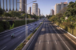 Greve dos caminhoneiros afeta tambem transito em Sao Paulo. No meio da tarde (quase 16h) pouco movimento de veiculos na av 23 de Maio onde nesse mesmo horario eh comum congestionamento nos dois sentidos