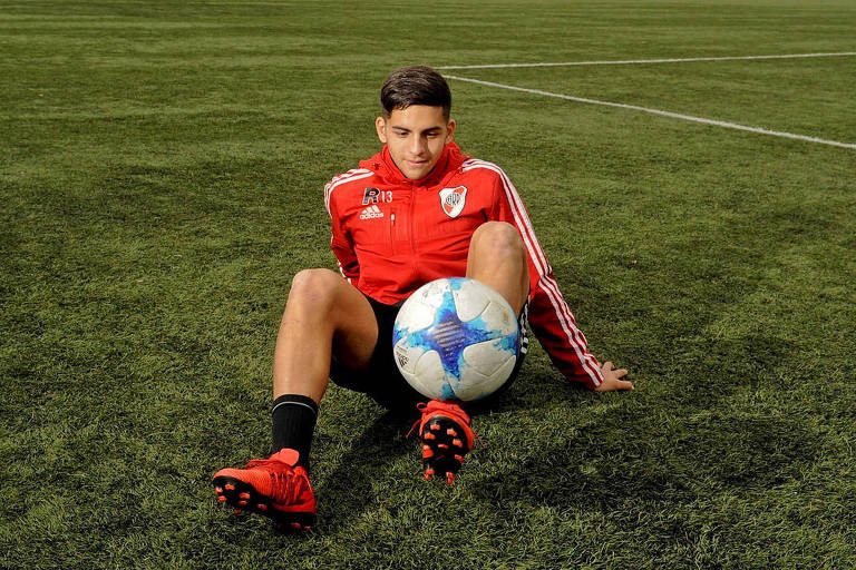 Hernán López Muñoz, sobrinho-neto de Maradona, faz embaixadinhas sentado no CT do River Plate 