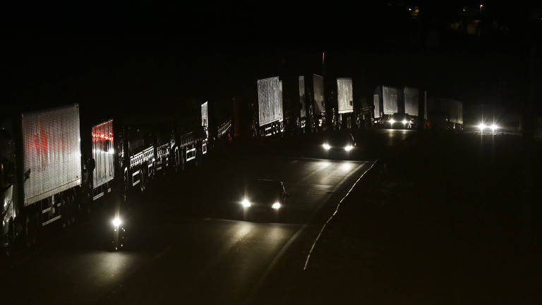 Caminhoneiros protestam na rodovia Regis Bittencourt, altura do km 280, durante a noite desta segunda feira, oitavo dia de paralisação da categoria