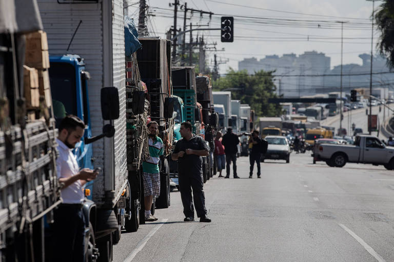 Caminhoneiros fazem manifestação na porta da Ceagesp, em São Paulo