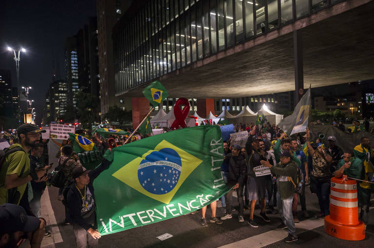 Grupo interrompe faixas da av. Paulista, em SP, em protesto contra o governo Temer e em apoio aos caminhoneiros e à intervenção militar, na noite de segunda-feira (28)