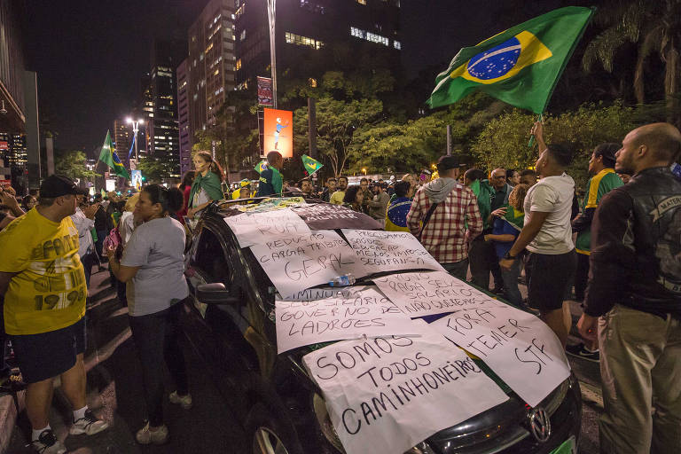 Grupo interrompe faixas da av. Paulista, em SP, em protesto contra o governo Temer e em apoio aos caminhoneiros e à intervenção militar, na noite de segunda-feira (28)