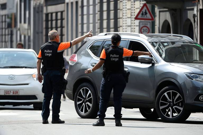 Polícia belga no local onde atirador matou três pessoas em Liège

