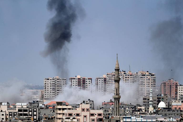 Fumaça vista na cidade de Gaza depois de ataque aéreo israelense no local