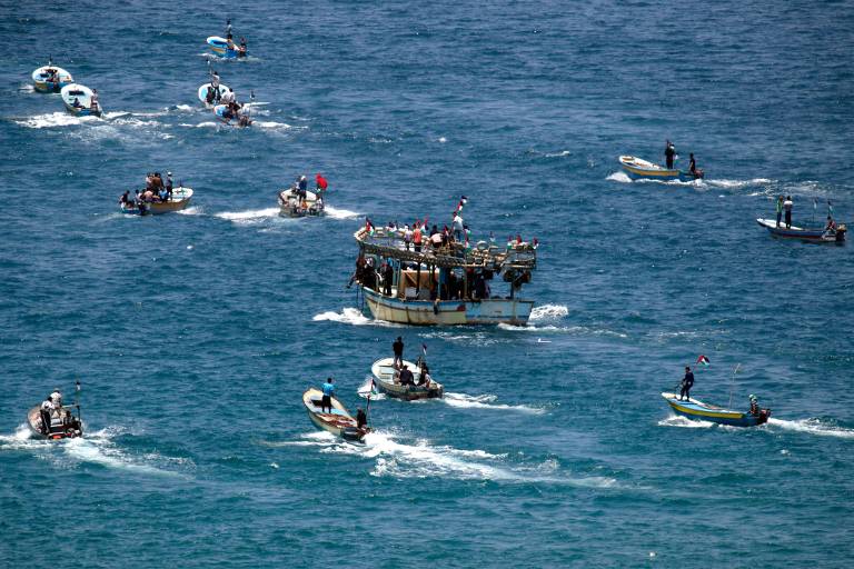 Barcos palestinos durante protesto contra o bloqueio marítimo por Israel, perto de Gaza