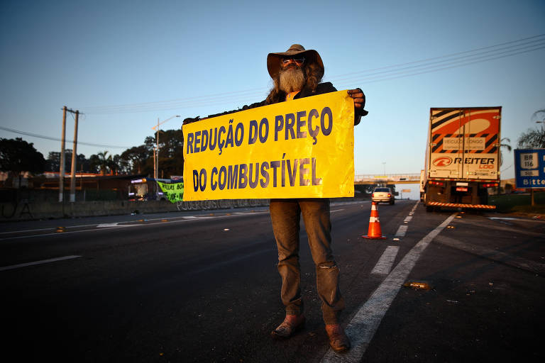 Protesto de caminhoneiros na rodovia Regis Bittencourt