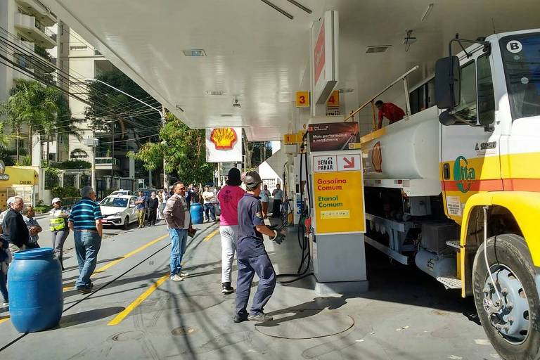 Caminhão reabastece posto de combustível na zona oeste capital