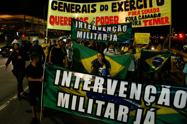 Manifestantes fazem protesto em apoio à greve dos caminhoneiros com várias faixas pedindo intervenção militar