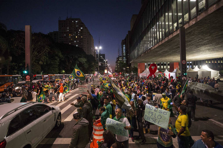 Grupo interrompe faixas da av. Paulista, em SP, em protesto contra o governo Temer e em apoio aos caminhoneiros e à intervenção militar, na noite de segunda-feira (28)