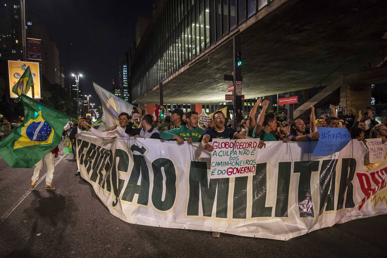 Manifestantes protestam em frente ao Masp  pedindo intervencao militar