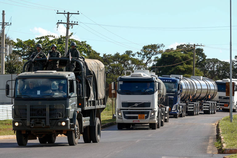 Tropas do Exército escoltam caminhões-tanque para abastecer o aeroporto de Brasília
