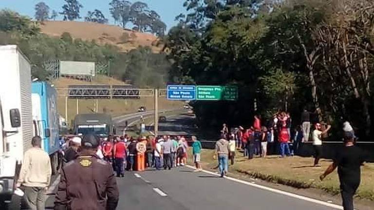 Caminhoneiros bloqueiam rodovias em MG