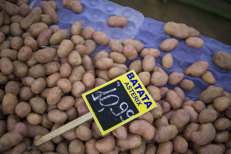 Batatas a venda em mercado municipal no Rio de Janeiro