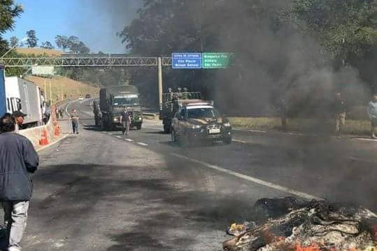 Caminhoneiros bloqueiam rodovias em Minas Gerais 