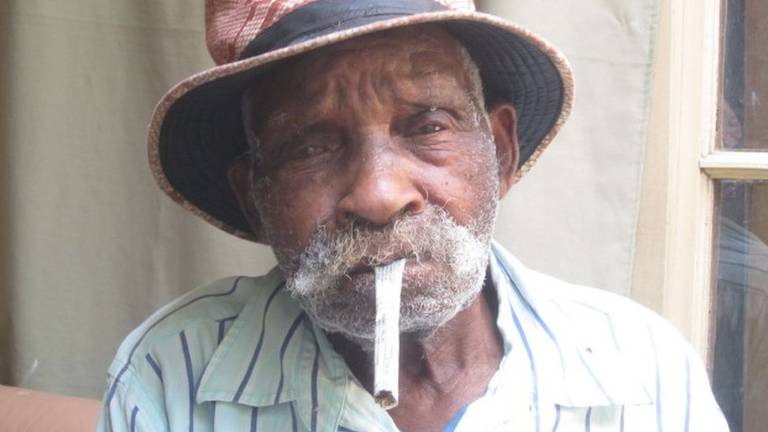 Aos 114 anos, candidato a homem mais velho do mundo quer parar de fumar