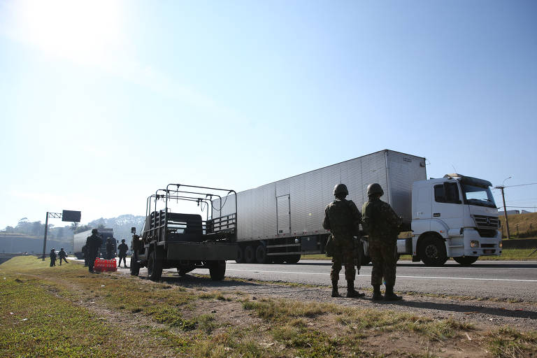 Exército libera caminhoneiros do acostamento da rodovia Régis Bittencourt, nesta quarta (30)