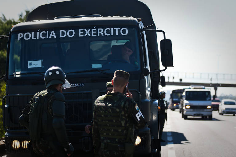 Exército libera caminhões que estavam em protesto no acostamento da rodovia Regis Bitencourt, nesta quarta (30)