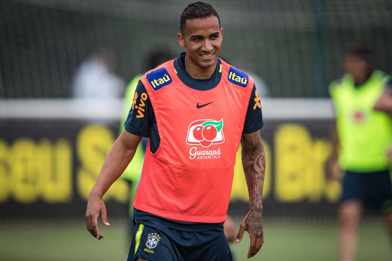 Lateral-direito Danilo treina com a seleção brasileira em Londres
